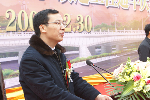 粟增林主持通车仪式居住在周边的市民也前来目睹这喜庆的时刻参加庆典