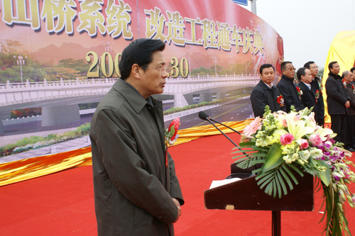 粟增林主持通车仪式居住在周边的市民也前来目睹这喜庆的时刻参加庆典