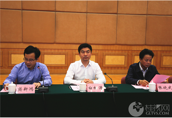 市委常委,常务副市长张晓武,副市长樊新鸿出席洽谈会.