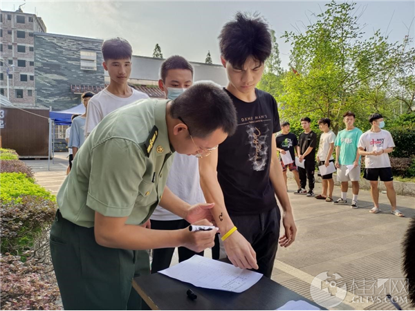 应征青年李毅坤说,我要像石智勇一样,成为一个为祖